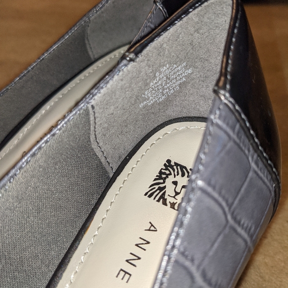 Anne Klein IFlex Gray Heels with Tassles - Picture 6 of 12